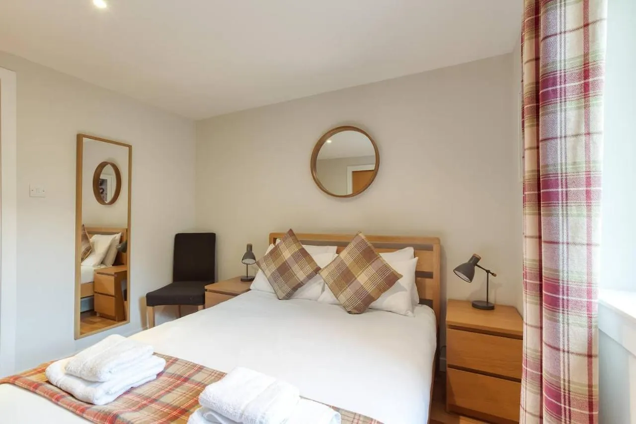 *Amazing Location!*In Heart Of The City. 2Br & Cot Edinburgh Apartment